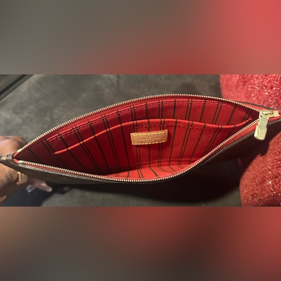 LOUIS VUITTON Neverfull Pouch - Picture 3 of 6